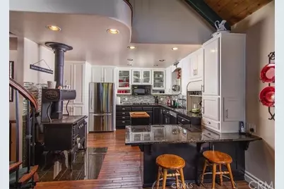 1055 Meadowbrook Drive, Lake Arrowhead, CA 92352 - Photo 2