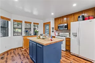 27528 Ashwood Ln, Lake Arrowhead, CA 92352 - Photo 2