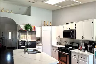 15184 Macadamia Ct, Fontana, CA 92335 - Photo 8