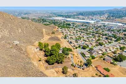 299 Anderegg, Colton, CA 92324 - Photo 8