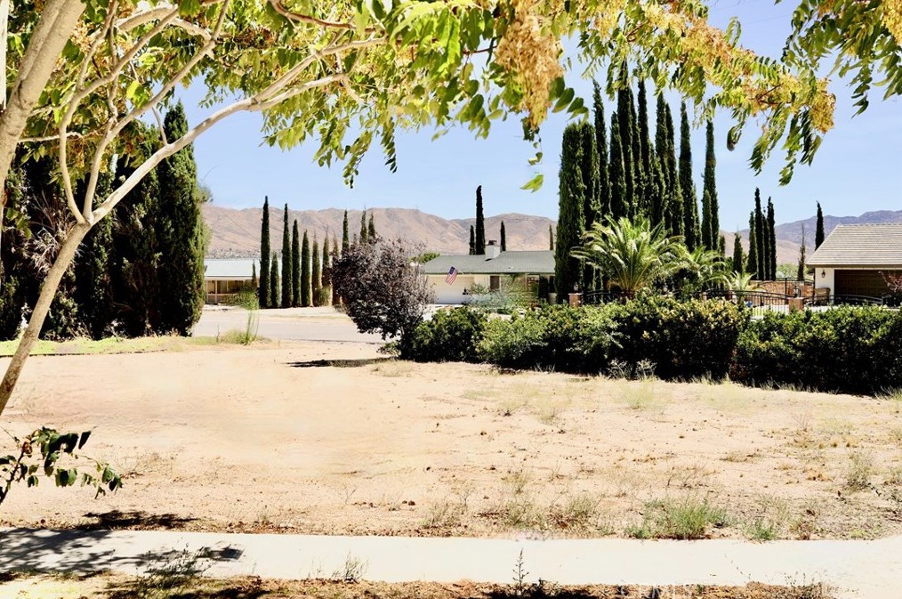 19030 Sheffield St, Hesperia CA  92345-6754 exterior