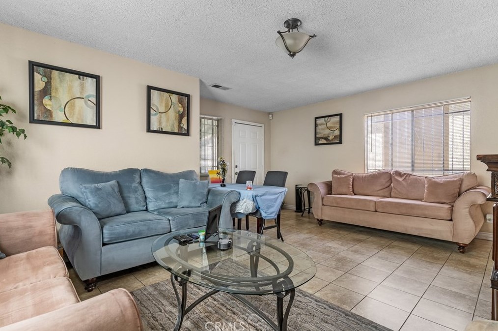 13214 Main St, Los Angeles CA  90061-2054 exterior