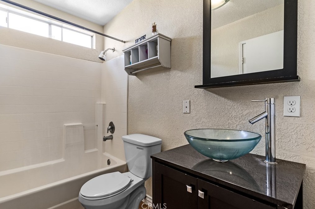 13214 Main St, Los Angeles CA  90061-2054 exterior