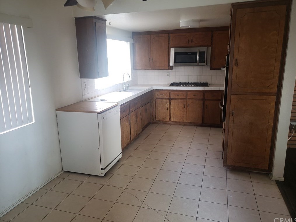 9398 Emerald Ave, Fontana, CA 92335-5810