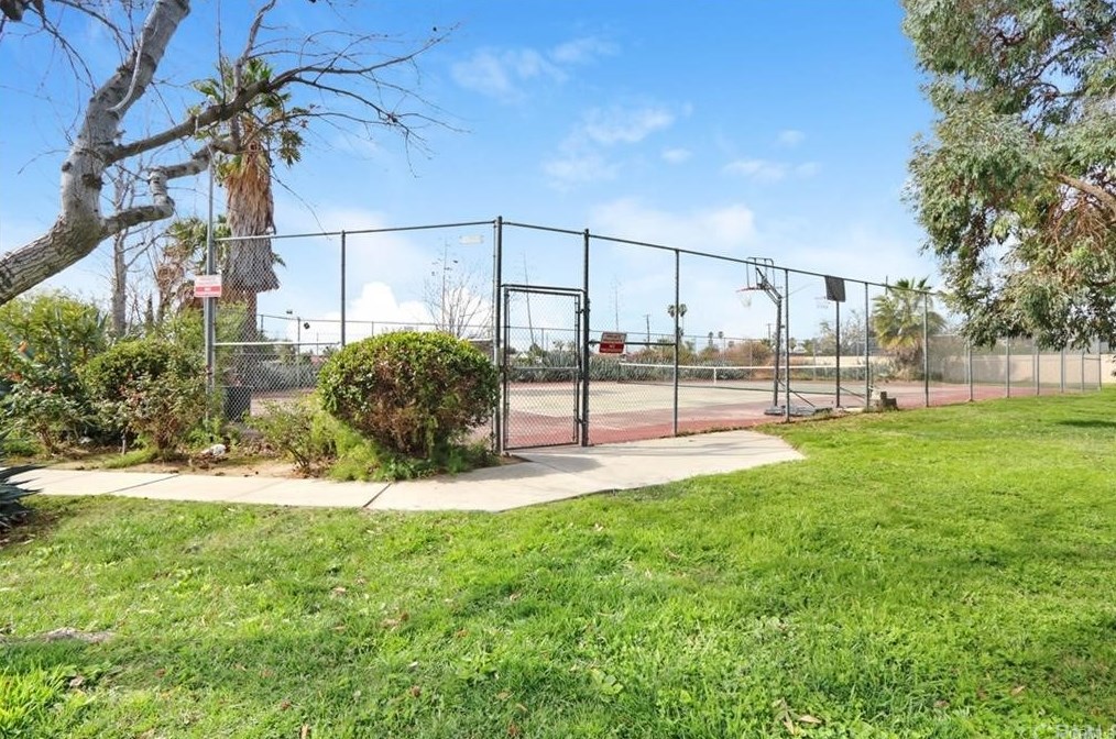 10153 Arleta Ave, Los Angeles CA  91331-4481 exterior