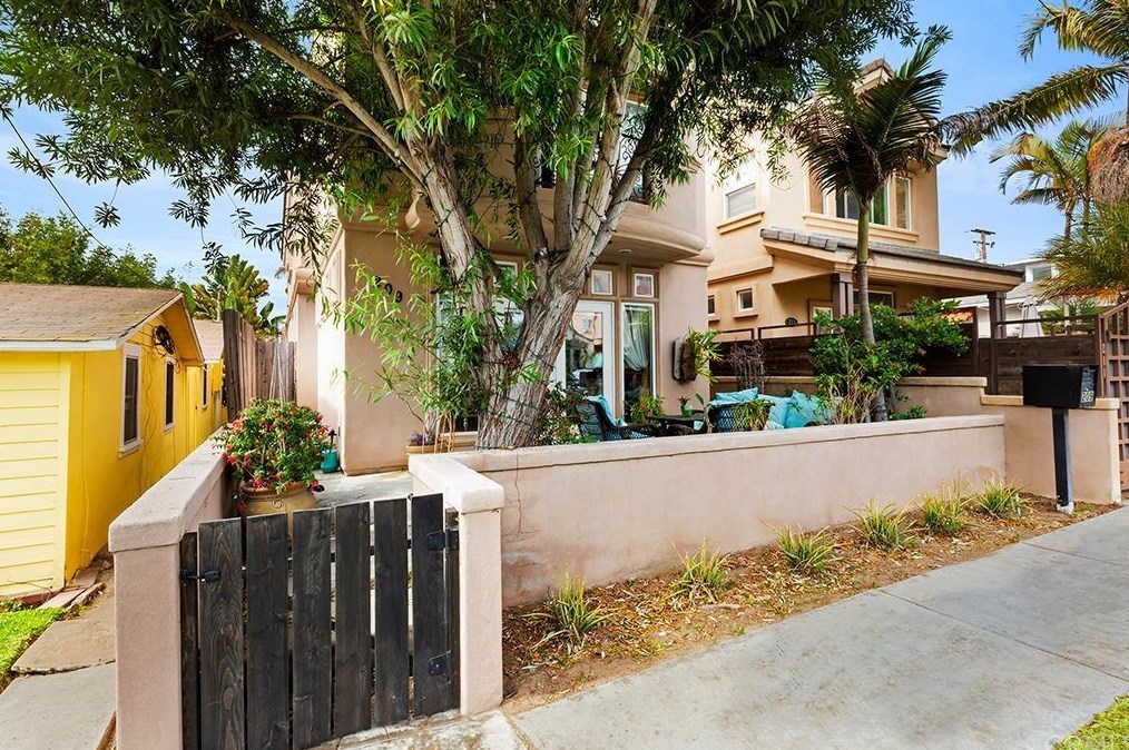 209 Geneva Ave, Huntington Beach, CA 92648-4725