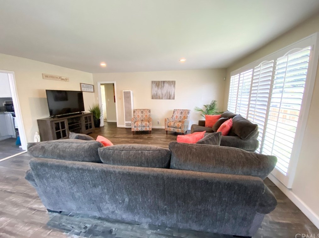 10121 Clovis Ave, Los Angeles, CA 90002-3329