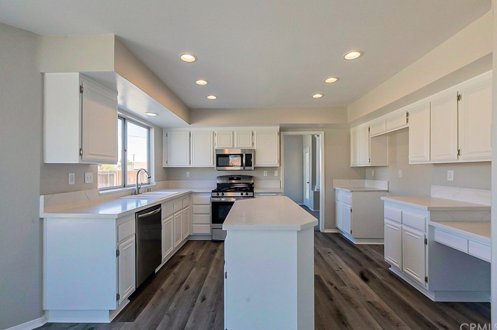 12480 Iroquois Rd, Apple Valley, CA 92308-6848