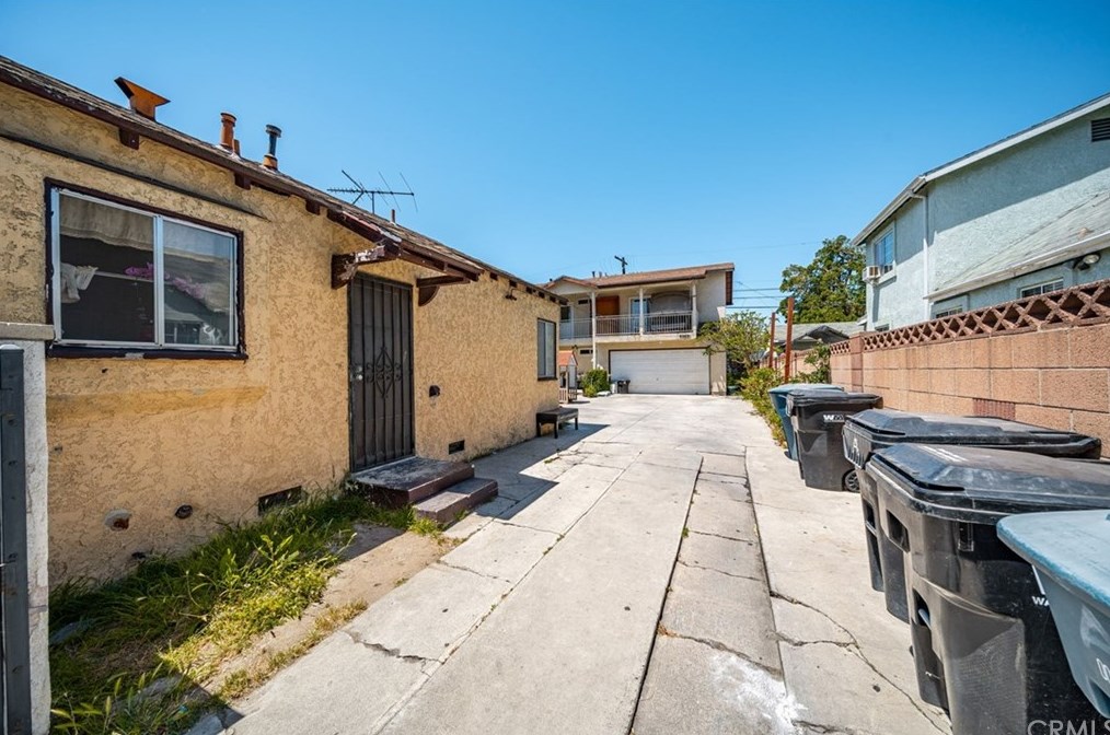 8943 Annetta Ave, South Gate, CA 90280-3459