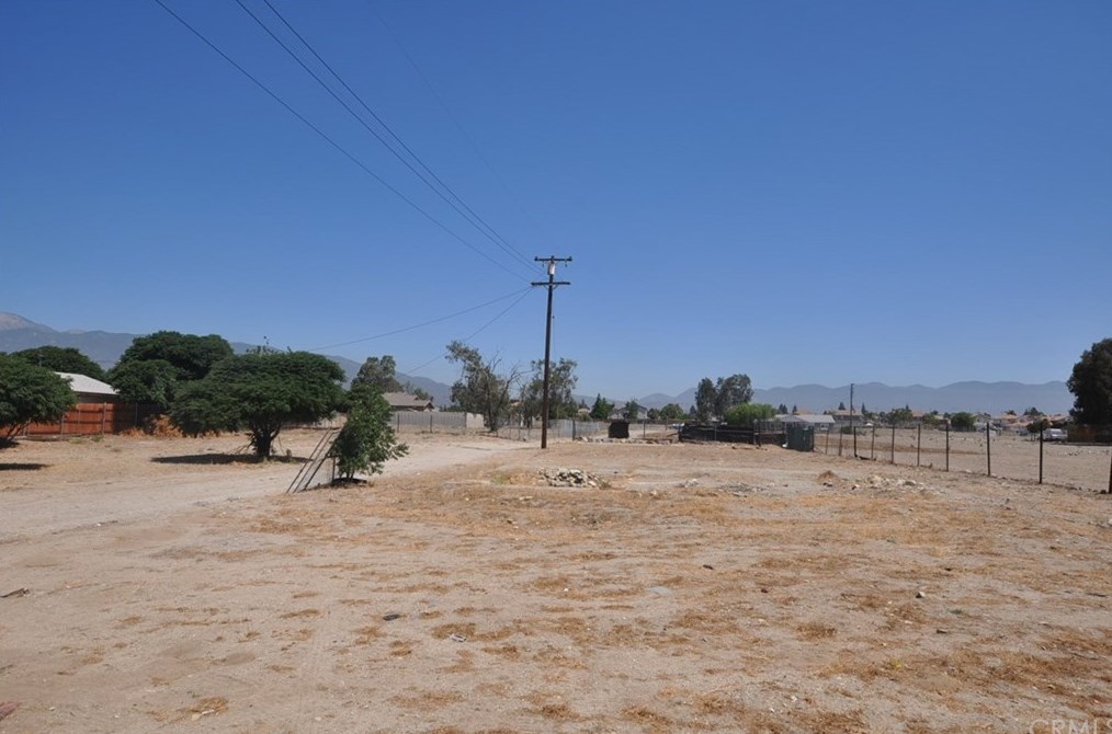 16936 Baseline Ave, Fontana CA  92336-2101 exterior