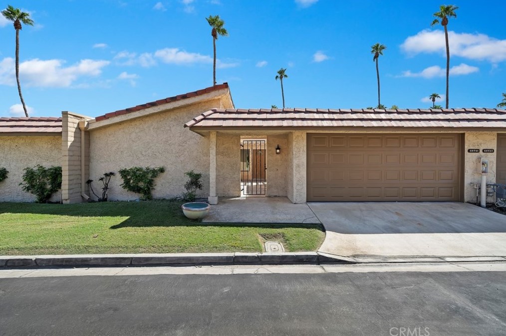 68741 Calle Espejo, Cathedral City CA  92234-7105 exterior