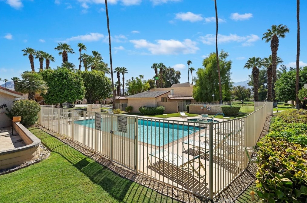68741 Calle Espejo, Cathedral City CA  92234-7105 exterior