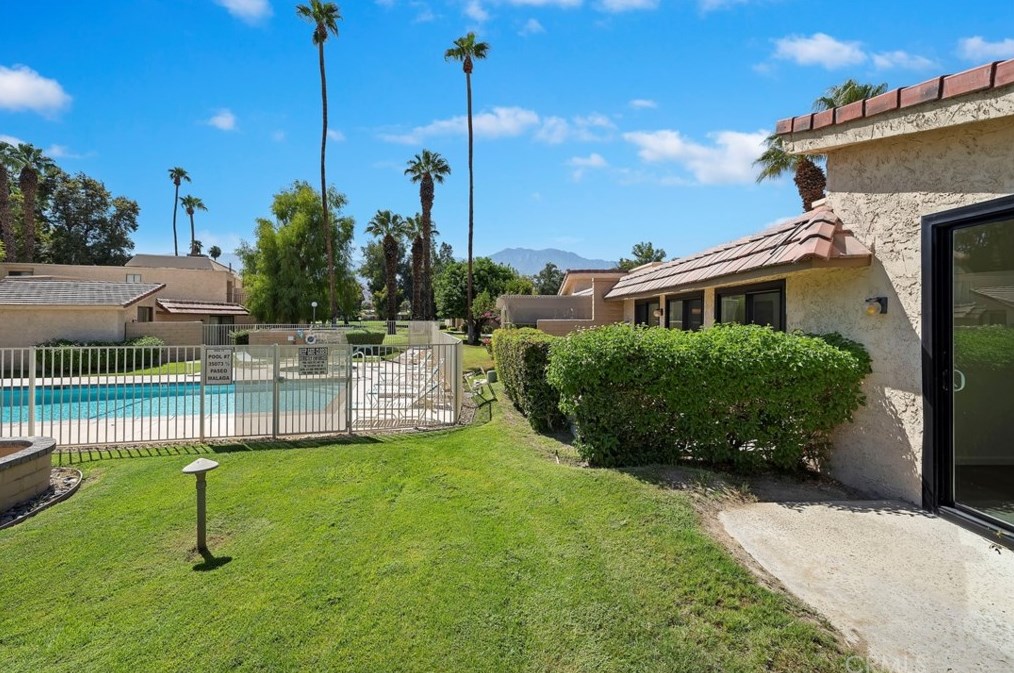 68741 Calle Espejo, Cathedral City CA  92234-7105 exterior