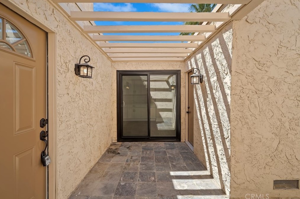 68741 Calle Espejo, Cathedral City CA  92234-7105 exterior