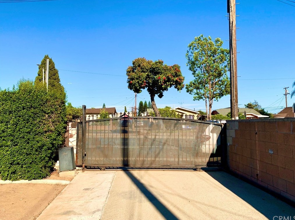 513 Arizona Ave, Los Angeles, CA 90022-1809