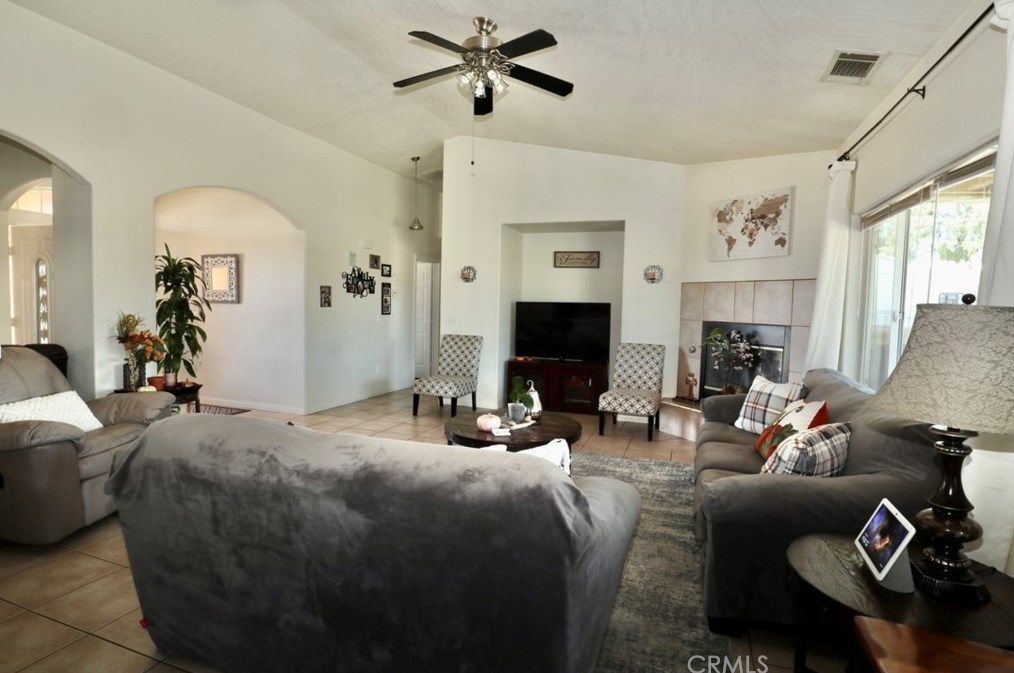 11960 10th Ave, Hesperia CA  92345-1736 exterior