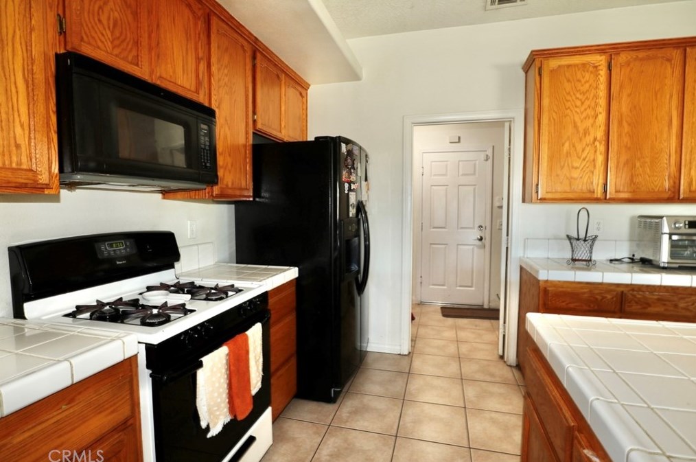 11960 10th Ave, Hesperia CA  92345-1736 exterior