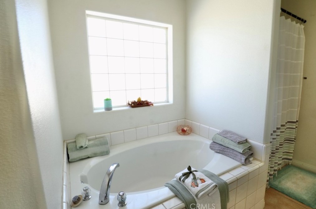 11960 10th Ave, Hesperia CA  92345-1736 exterior