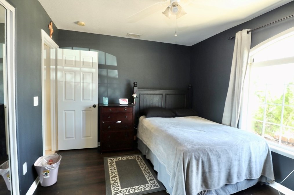 11960 10th Ave, Hesperia CA  92345-1736 exterior