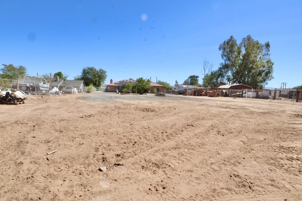 11960 10th Ave, Hesperia CA  92345-1736 exterior