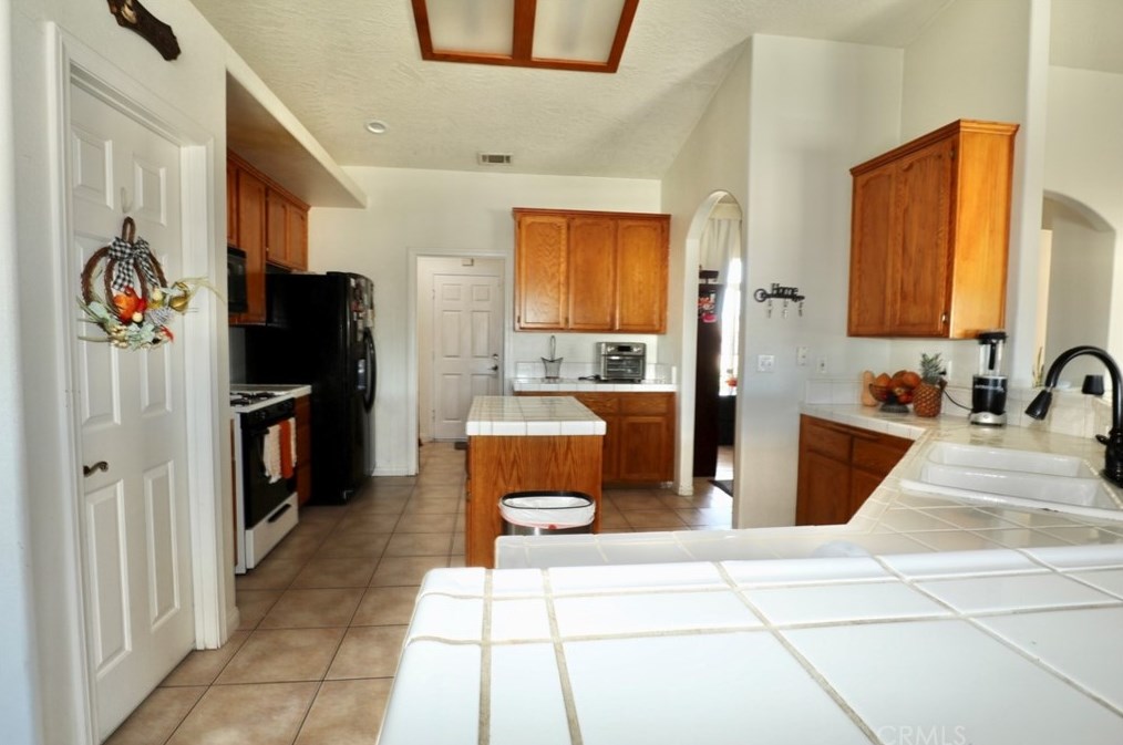 11960 10th Ave, Hesperia CA  92345-1736 exterior