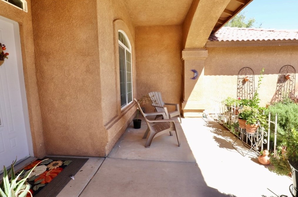 11960 10th Ave, Hesperia CA  92345-1736 exterior