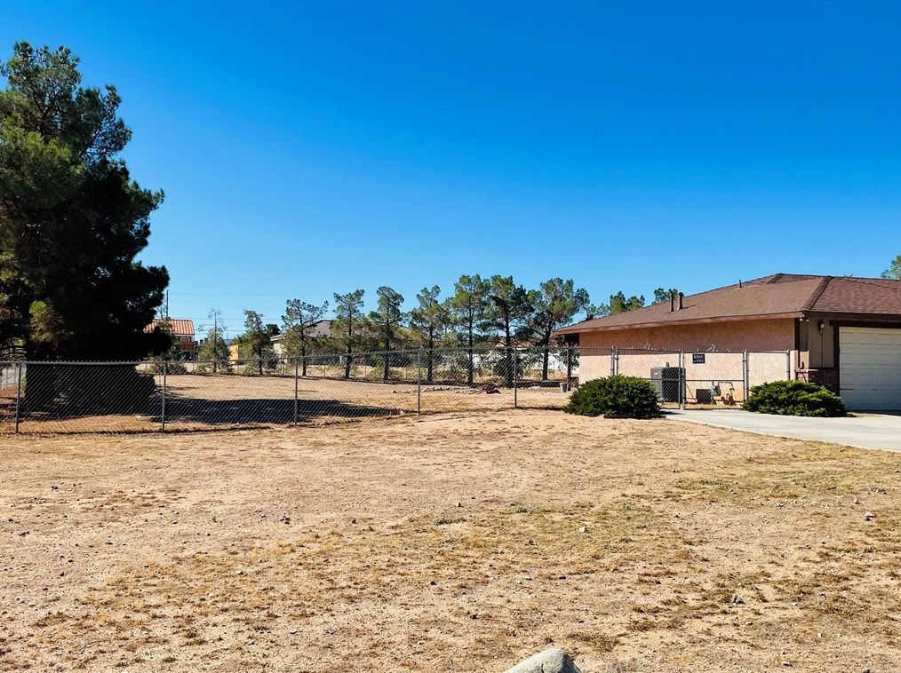 15383 Jasmine St, Victorville CA  92395-9649 exterior
