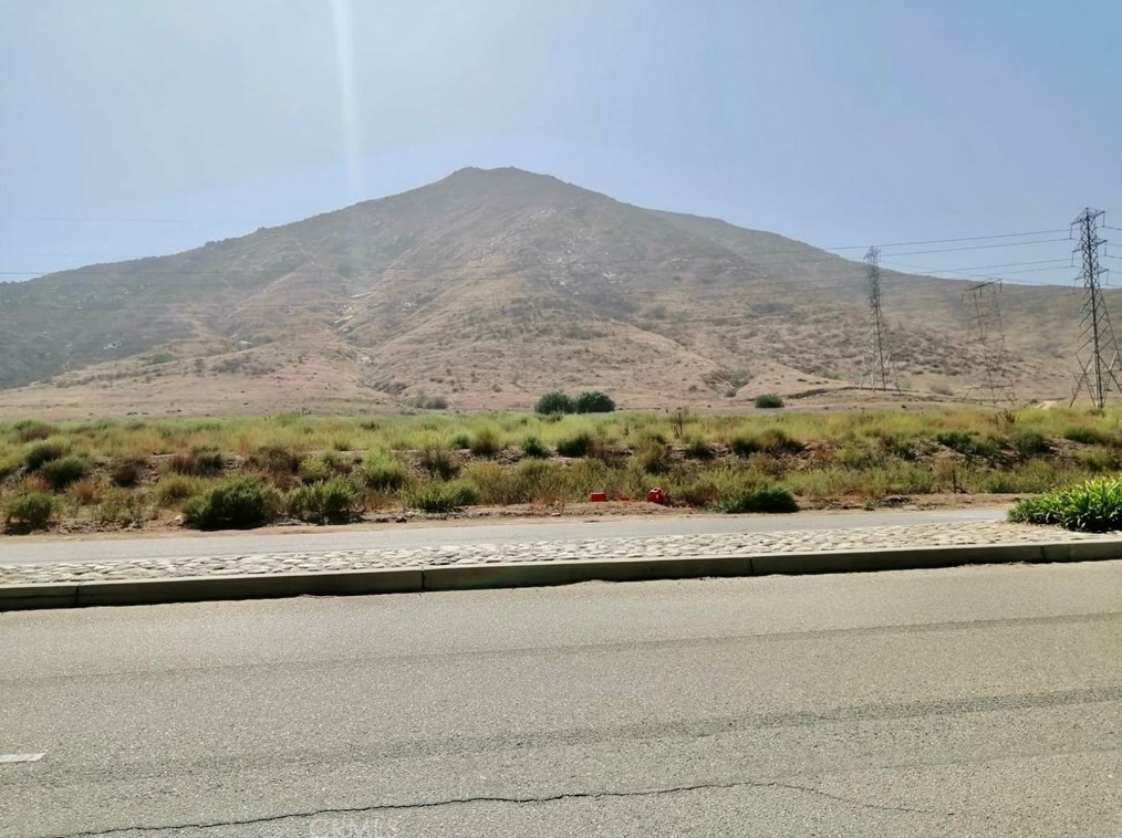 17424 Redmaple St, Fontana, CA 92337-6835