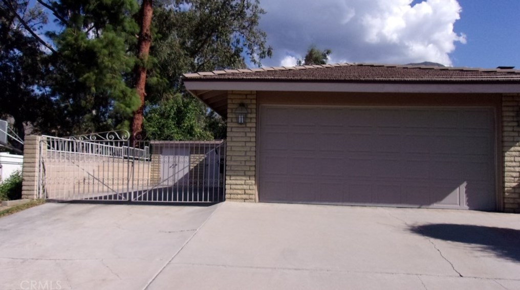 28360 Coachman Ln, Highland, CA 92346-2749