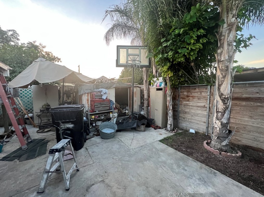8129 Crockett, Los Angeles CA  90001-3526 exterior