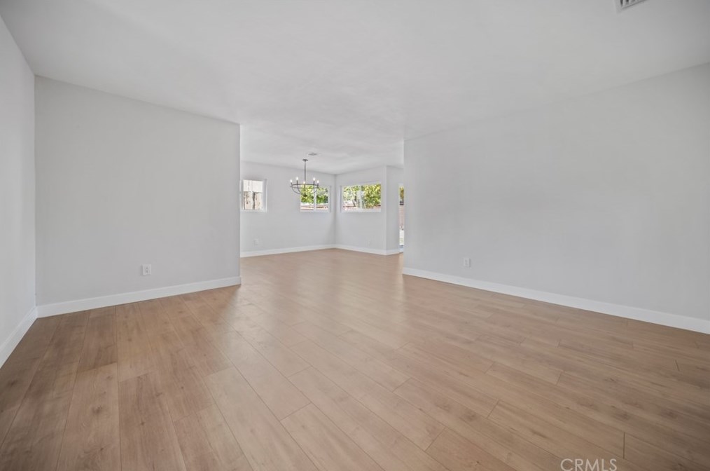 8018 Hesperia Ave, Los Angeles CA  91335-1413 exterior