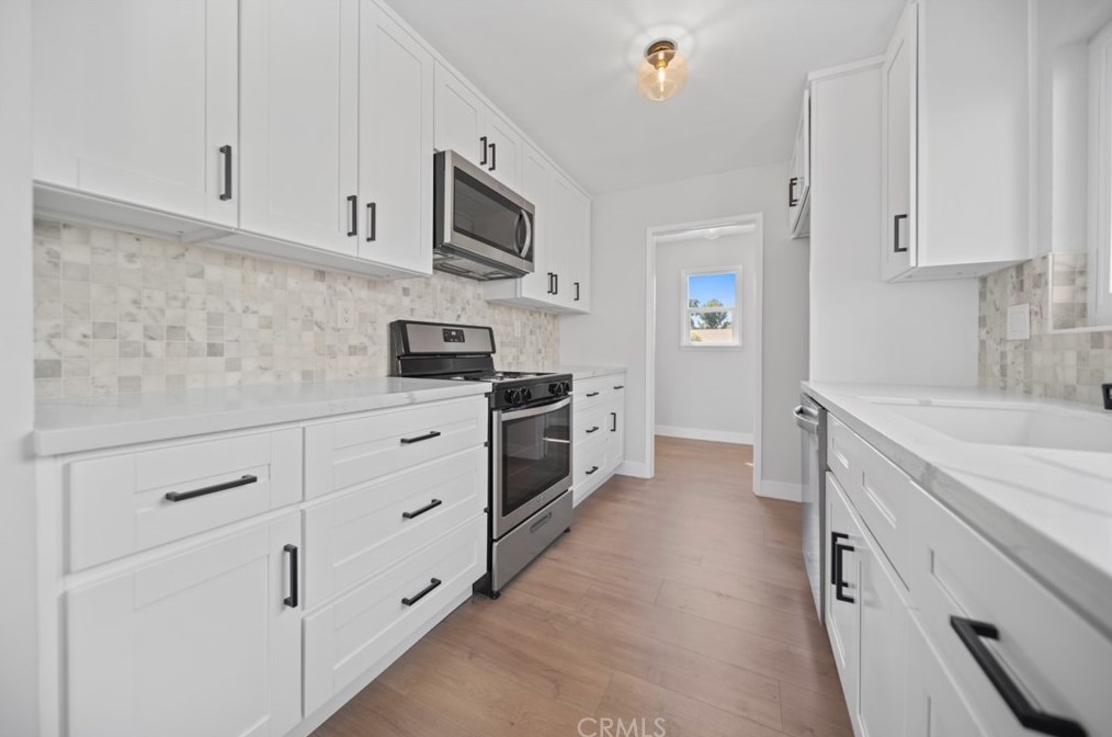 8018 Hesperia Ave, Los Angeles CA  91335-1413 exterior