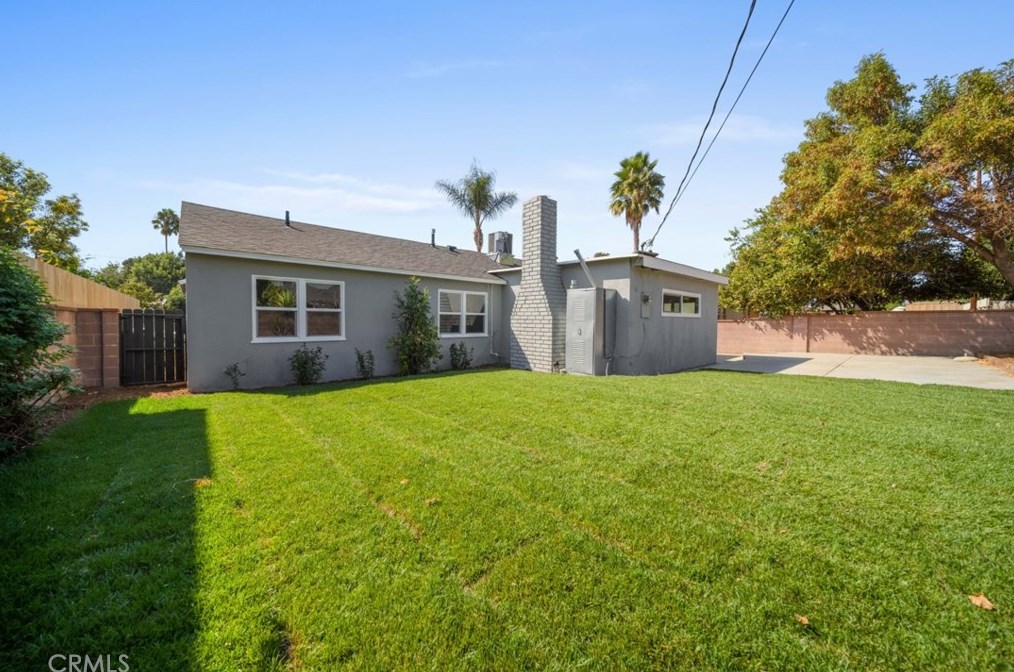 8018 Hesperia Ave, Los Angeles CA  91335-1413 exterior