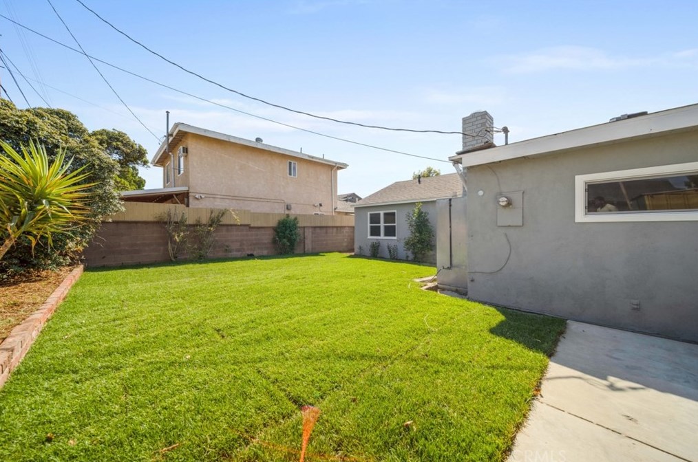 8018 Hesperia Ave, Los Angeles CA  91335-1413 exterior