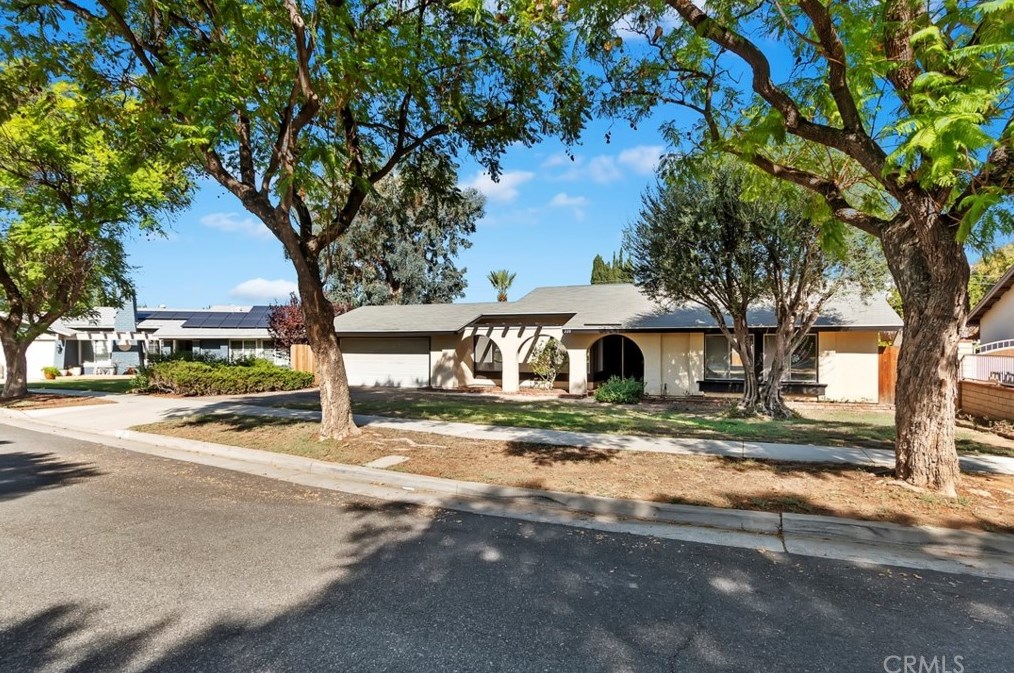 220 Mission Ct, Corona, CA 92882-5231