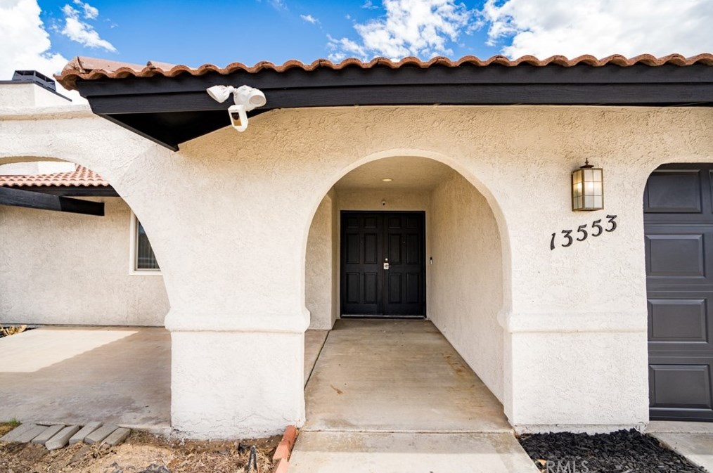 13553 Kiowa Rd, Apple Valley, CA 92308-5852