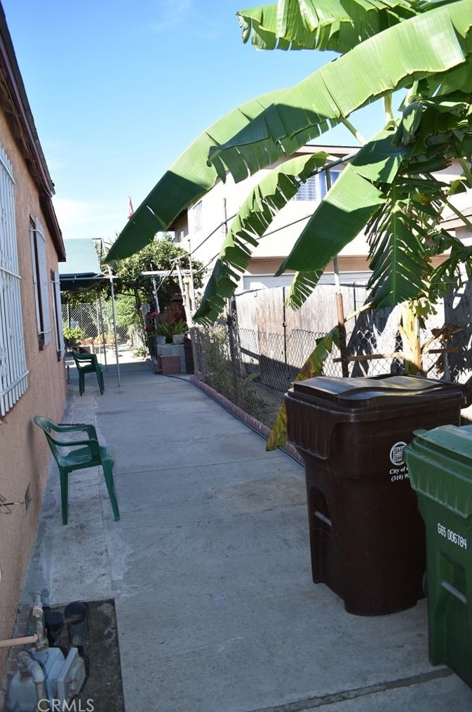 919 Santa Fe Ave, Compton CA  90221-2014 exterior