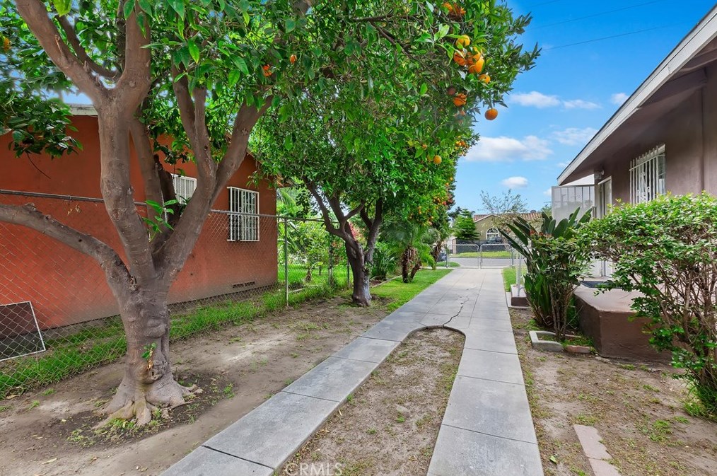 1237 62 St, Los Angeles CA  90001-1306 exterior