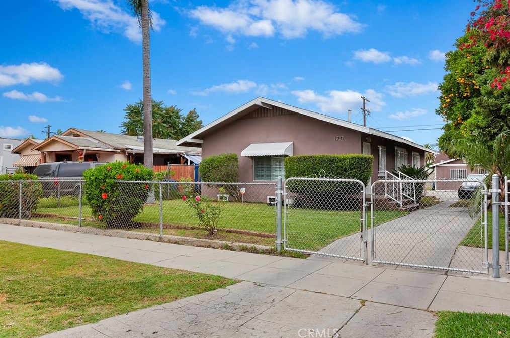 1237 62nd St, Los Angeles, CA 90001-1161