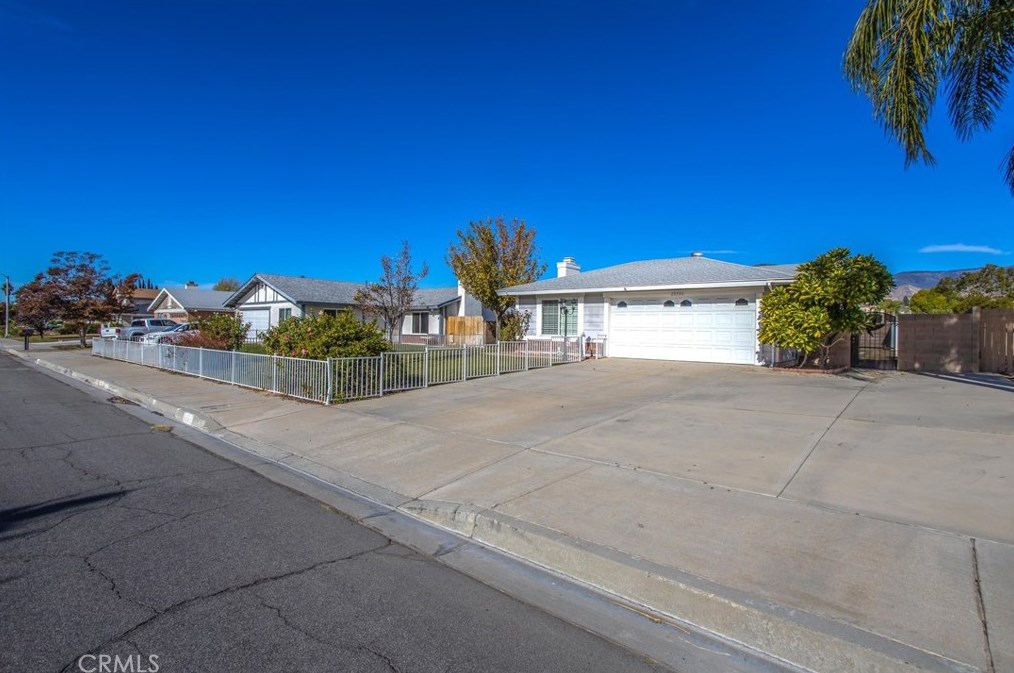 28386 Sycamore Dr, Highland, CA 92346-3884