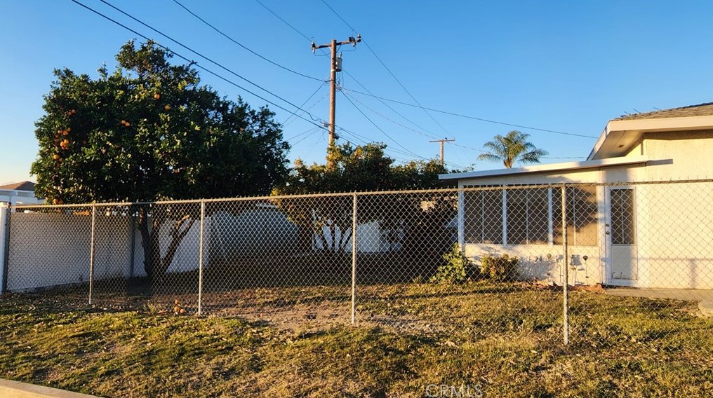 8586 Palmetto Ave, Fontana, CA 92335-3937