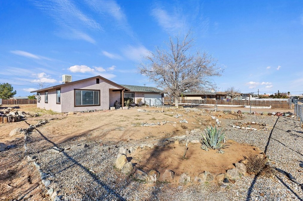 13444 Algonquin Rd, Apple Valley, CA 92308-6406