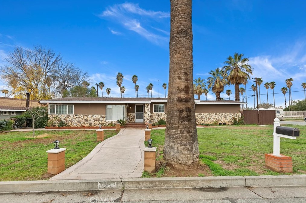 547 40th St, Banning, CA 92220-3421