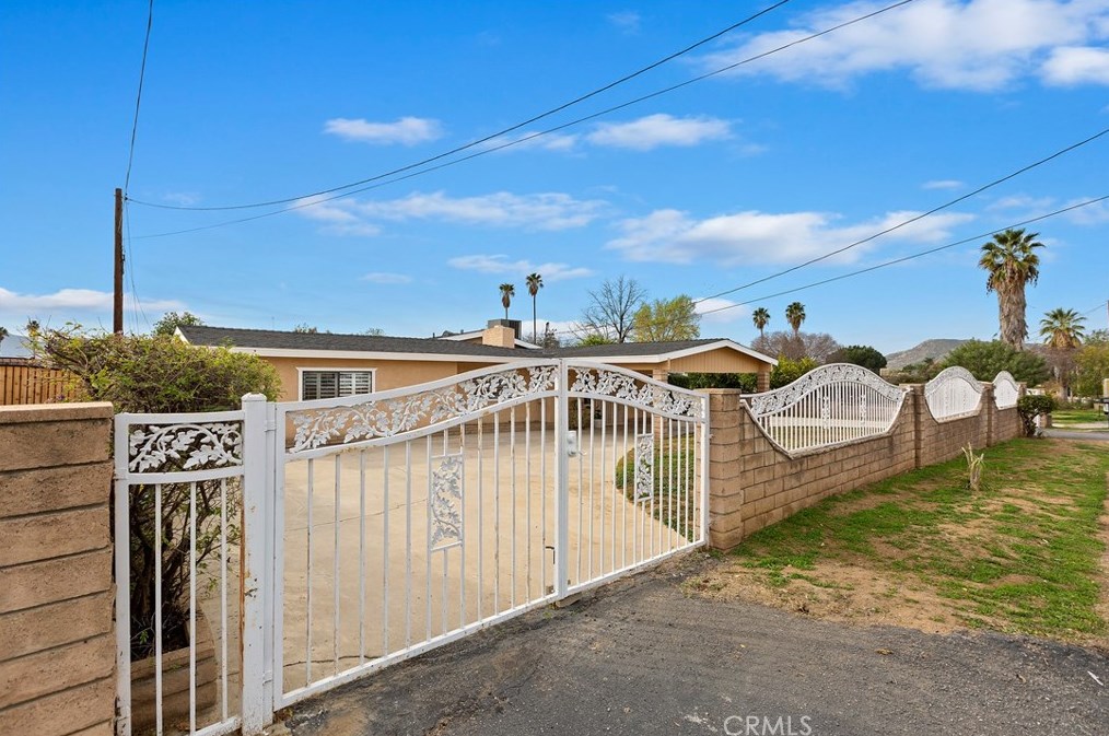 22271 Mcclarren St, Colton, CA 92313