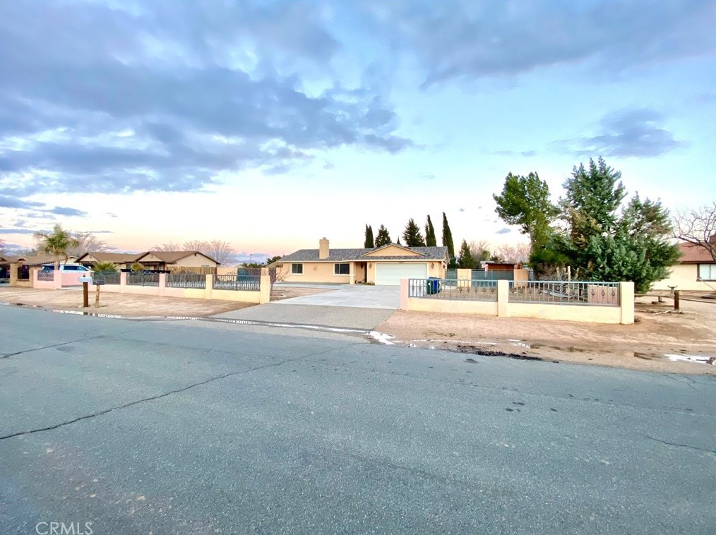 12587 Running Deer Rd, Apple Valley, CA 92308-7120