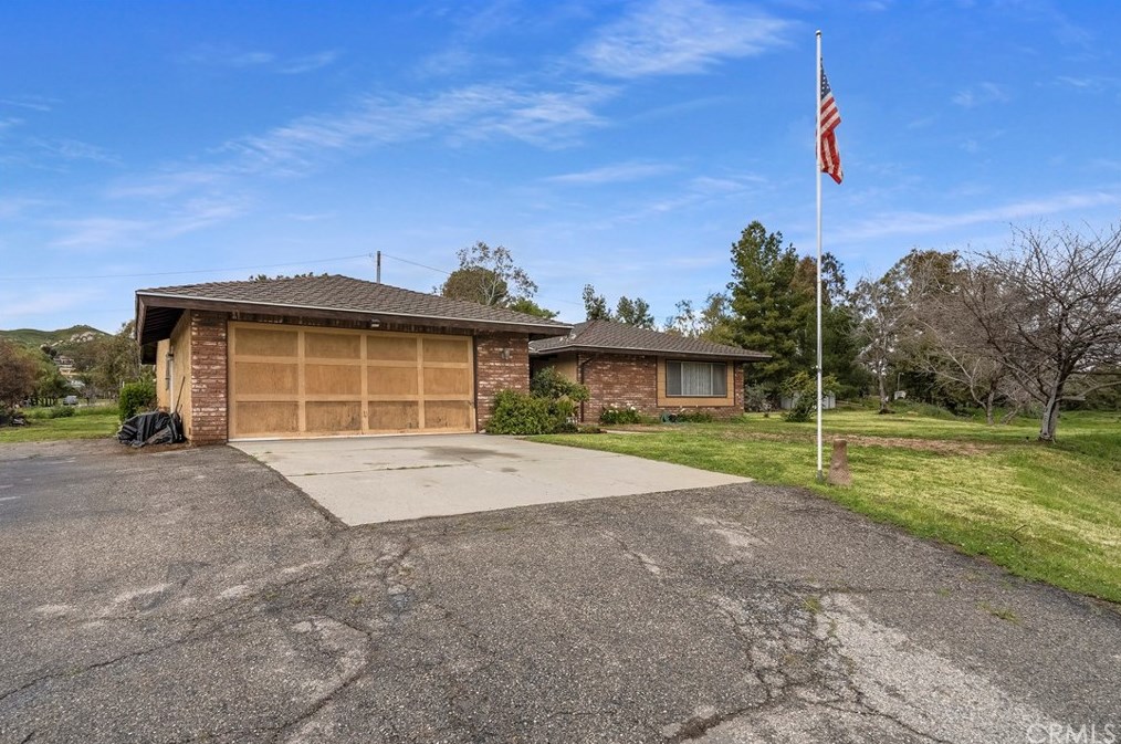 9095 Peoria Ln, Moreno Valley, CA 92557-1007