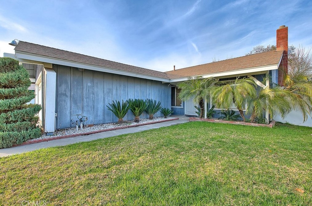 2379 Mountain Woods St, Colton CA  92324-4536 exterior