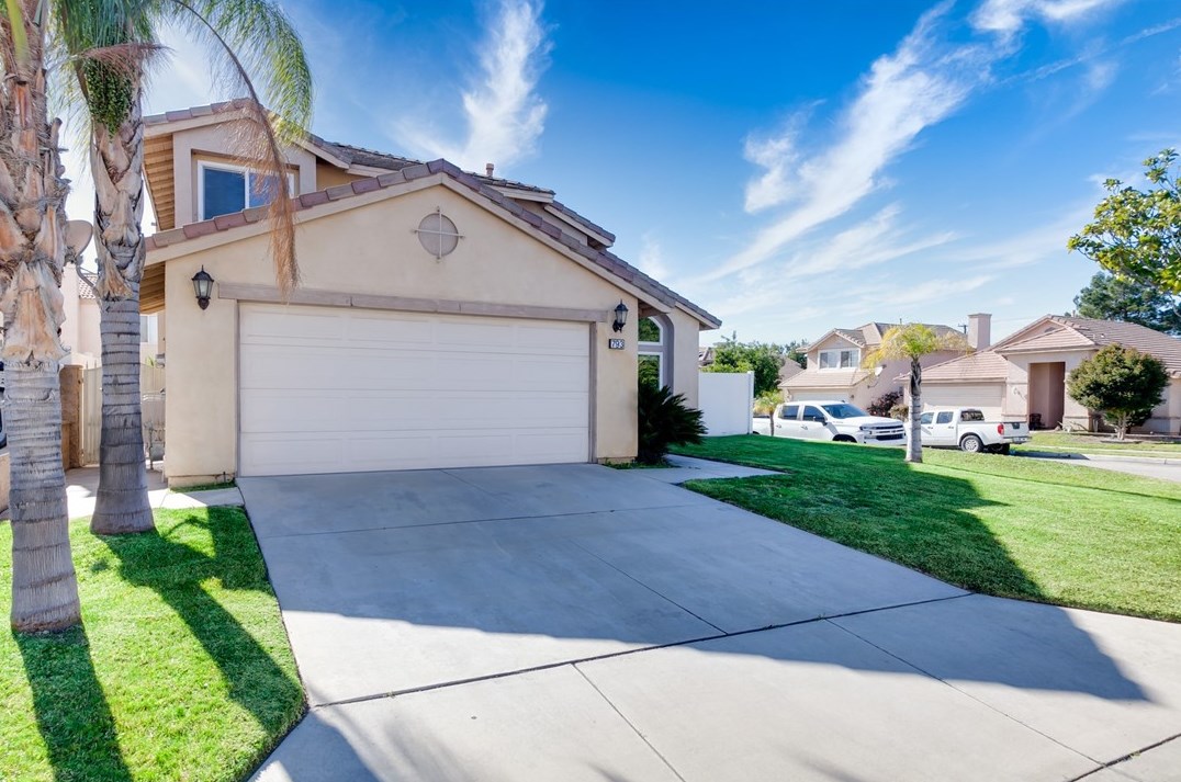 793 Woodcrest Ct, Bloomington, CA 92316