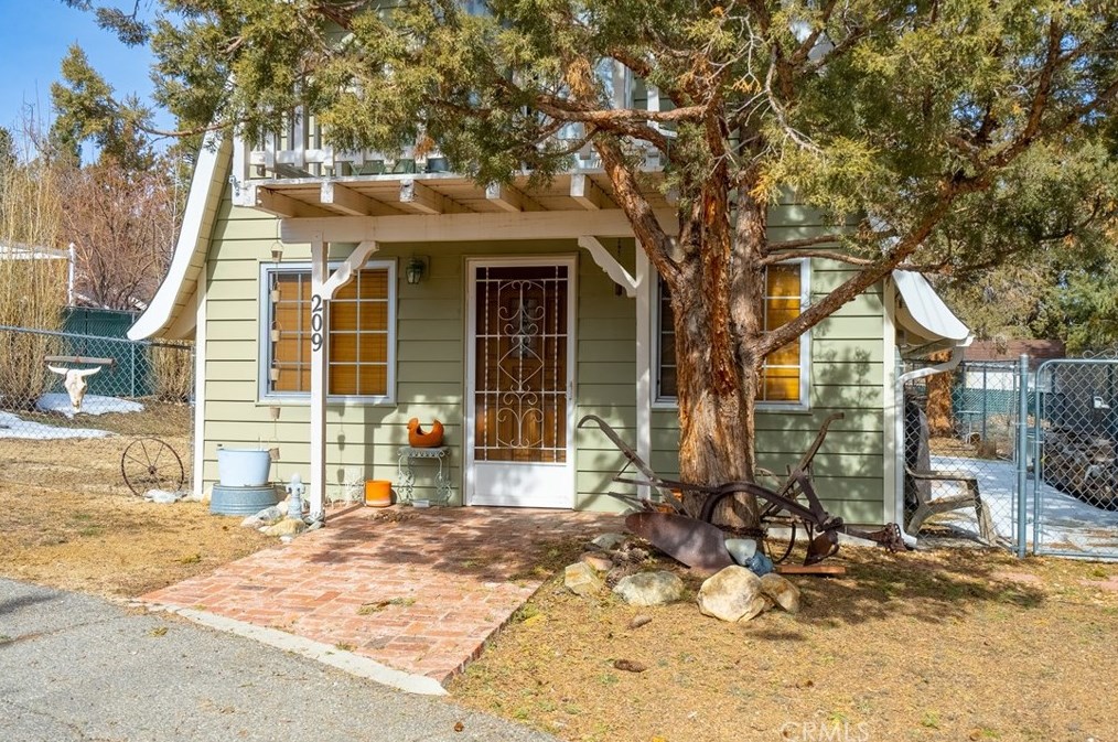 209 Gilroy Dr, Big Bear City, CA 92314