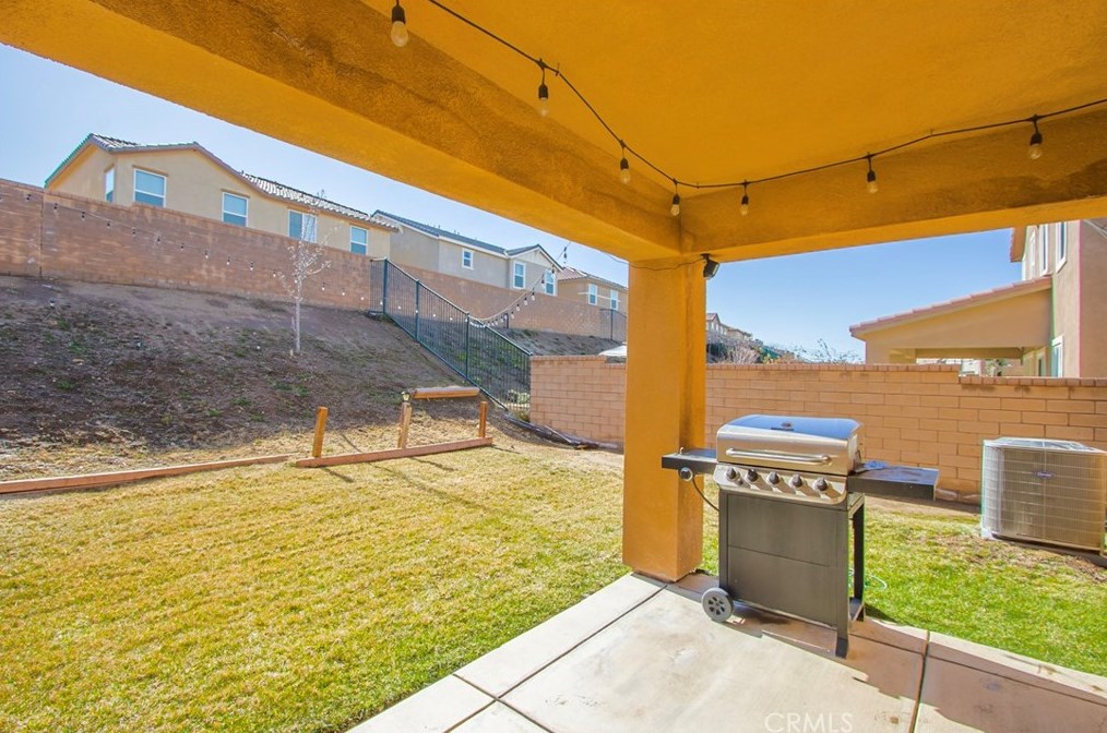 2514 Mulberry Ln, Palmdale CA  93551-6137 exterior